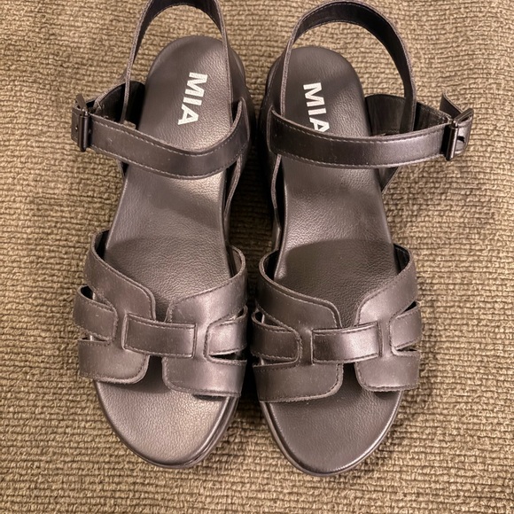 MIA Kenedi Platform Sandals - Picture 2 of 8